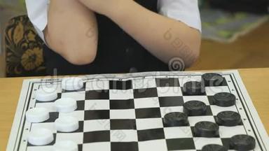 孩子在幼儿园室内玩跳棋